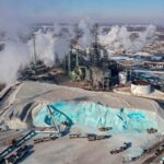 Pemanfaatan Minyak Bumi Peran Vital, Manfaat Nyata, dan Tantangan di Era Modern