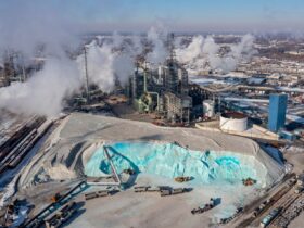 Pemanfaatan Minyak Bumi Peran Vital, Manfaat Nyata, dan Tantangan di Era Modern