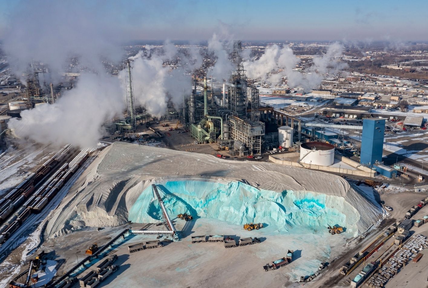 Pemanfaatan Minyak Bumi Peran Vital, Manfaat Nyata, dan Tantangan di Era Modern