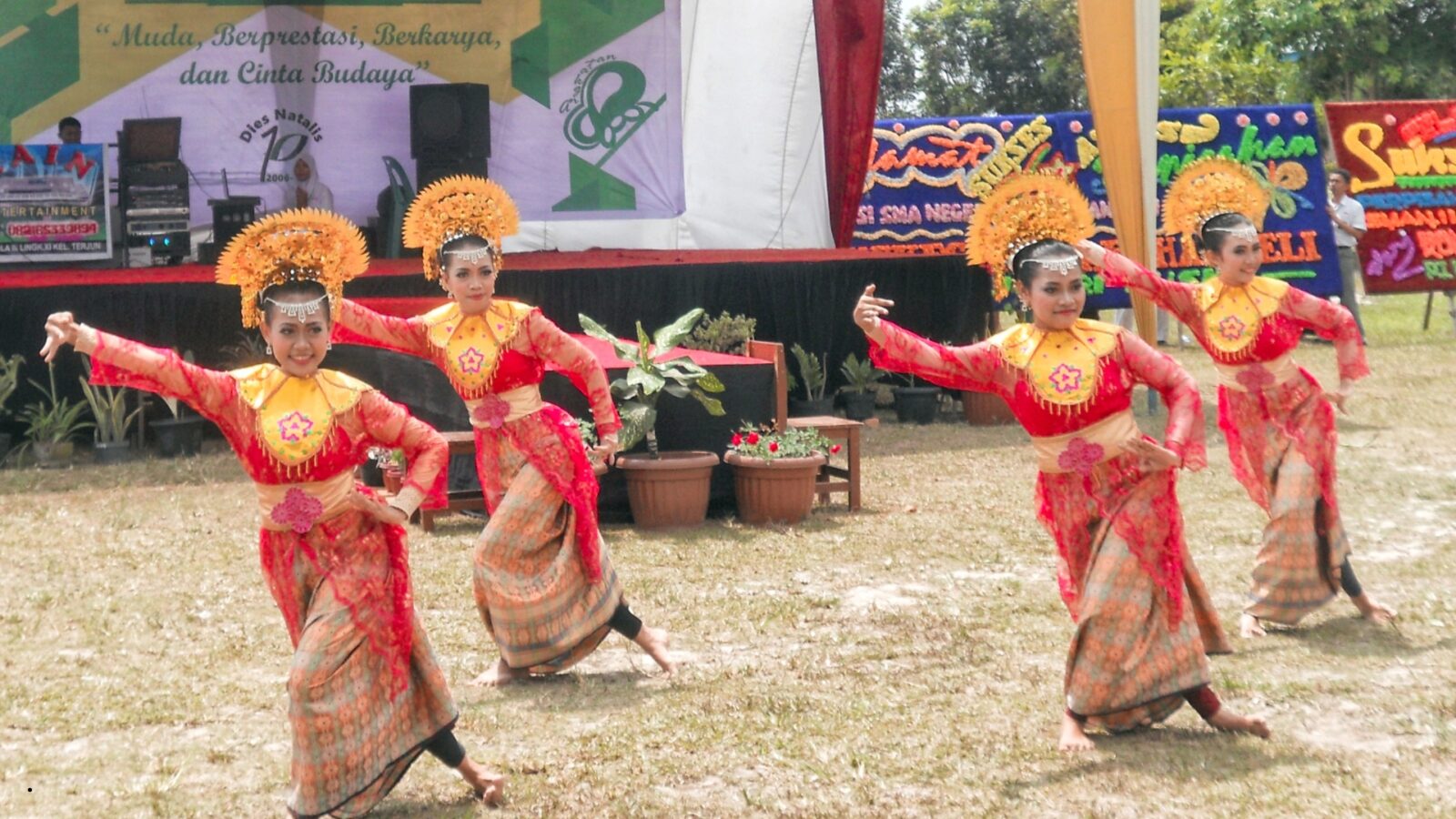 Cara Menumbuhkan Sikap Hormat terhadap Tradisi dan Budaya Masyarakat di Indonesia