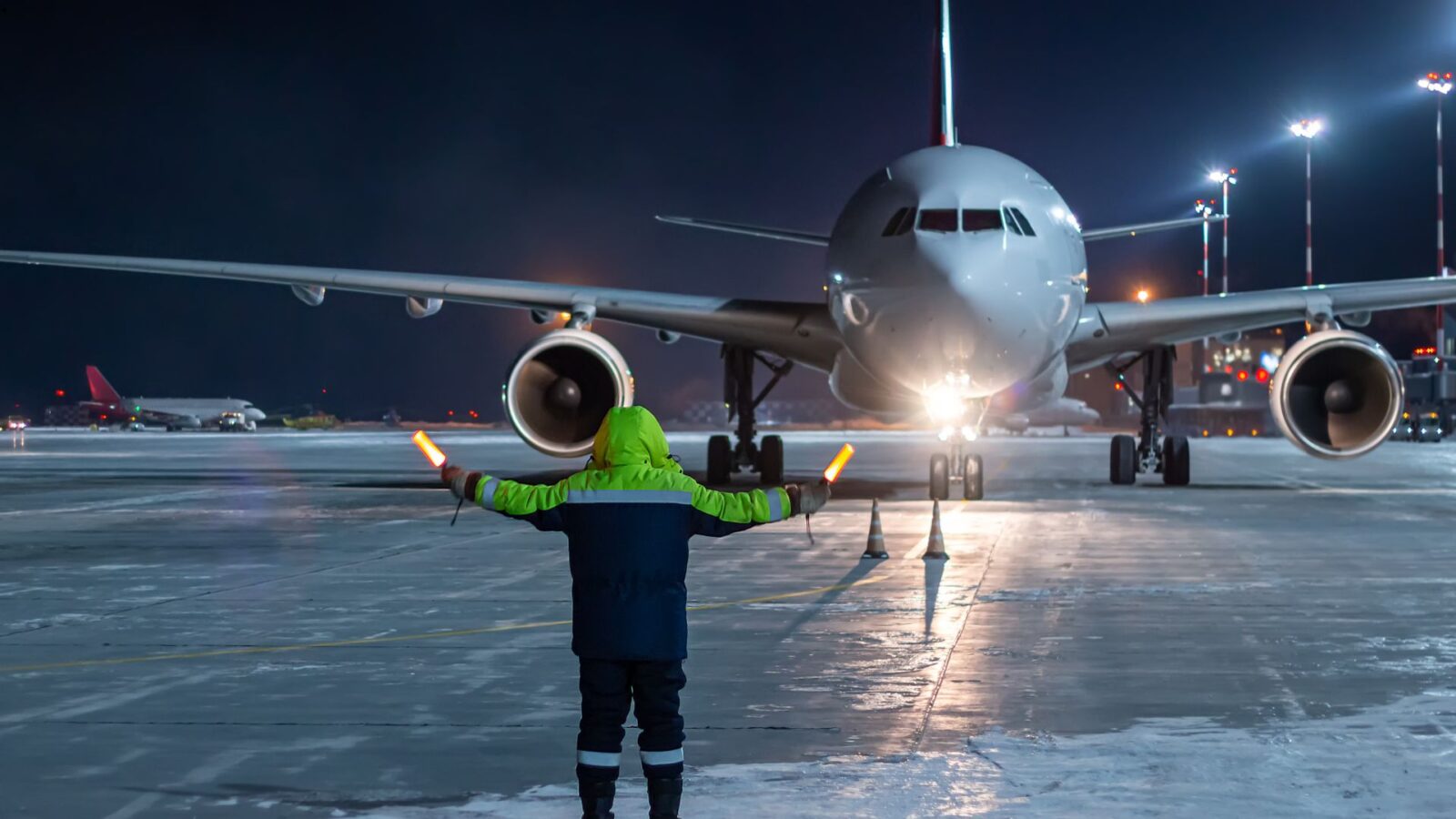 Gaji Parkir Pesawat di Bandara: Tugas, Sistem Kerja, dan Kisaran Penghasilan