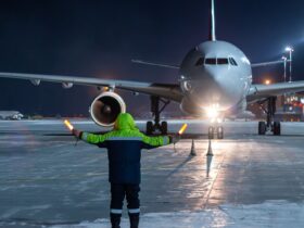 Gaji Parkir Pesawat di Bandara: Tugas, Sistem Kerja, dan Kisaran Penghasilan