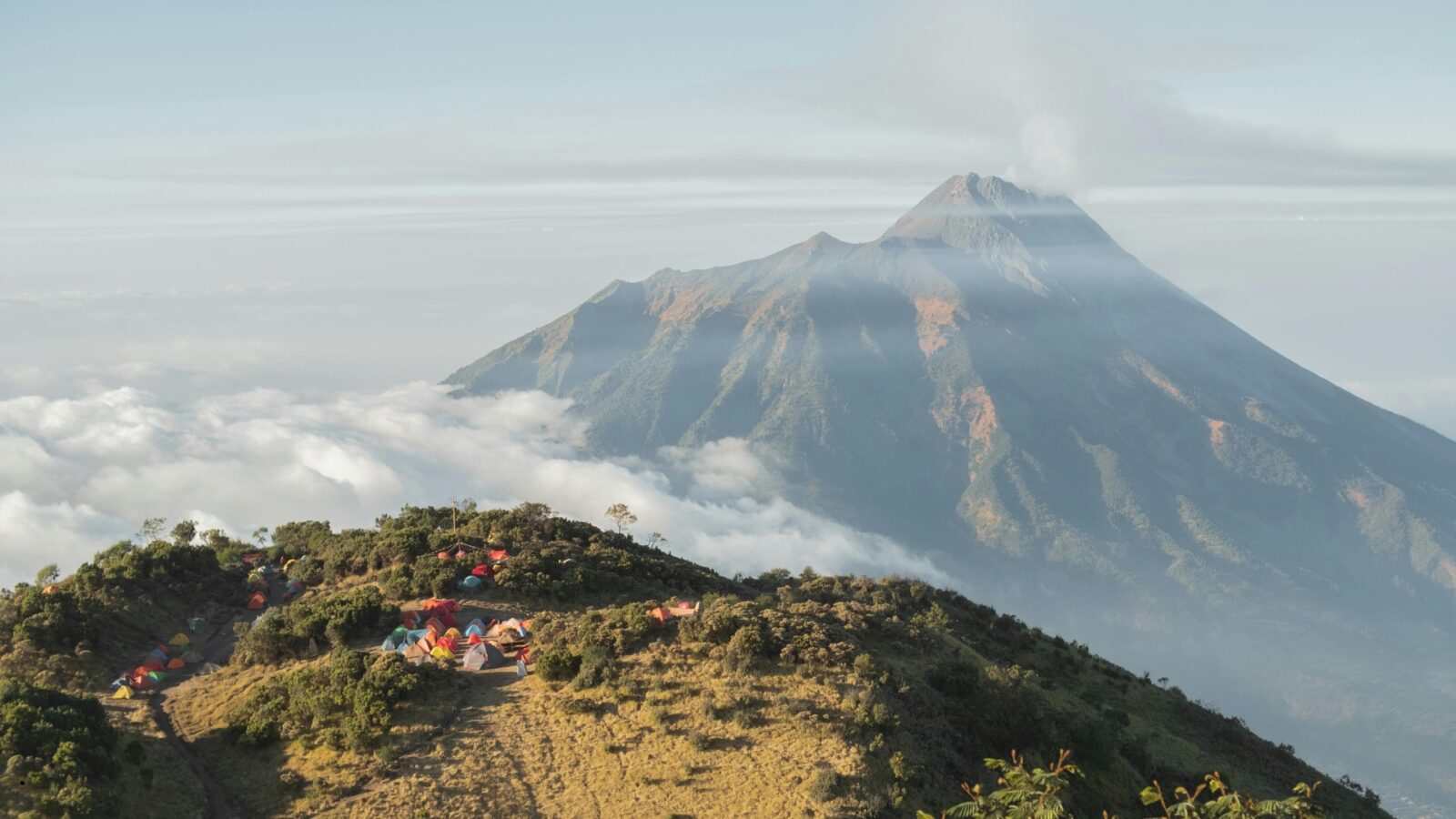 Gunung Sanggabuana: Pesona Alam, Sejarah Mistis, dan Daya Tarik Tersembunyi di Jawa Barat