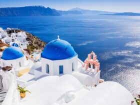 Menjelajahi Keindahan Santorini yang Ikonik di Yunani