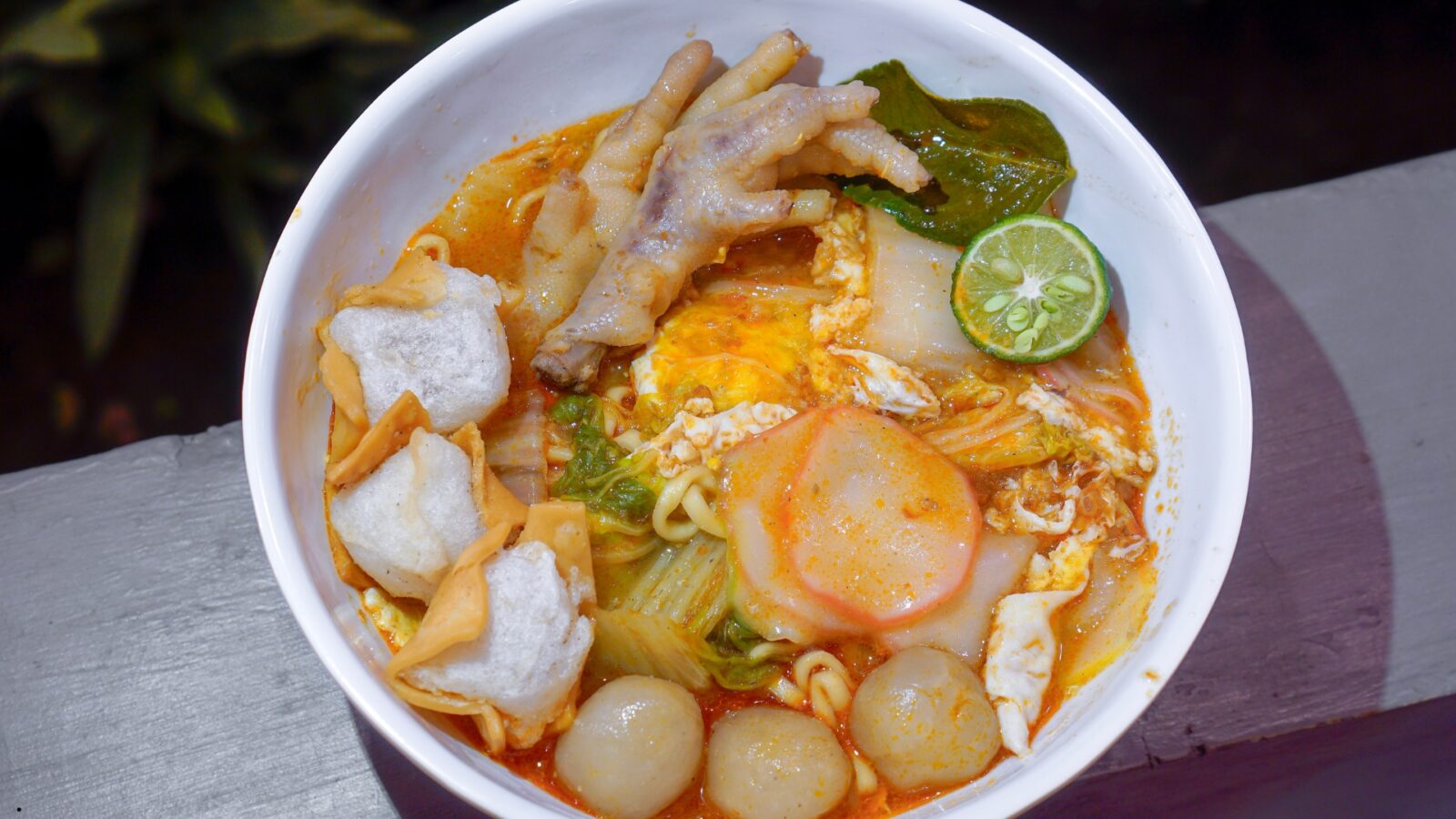 Seblak Ceker: Kuliner Pedas Gurih yang Selalu Bikin Nagih