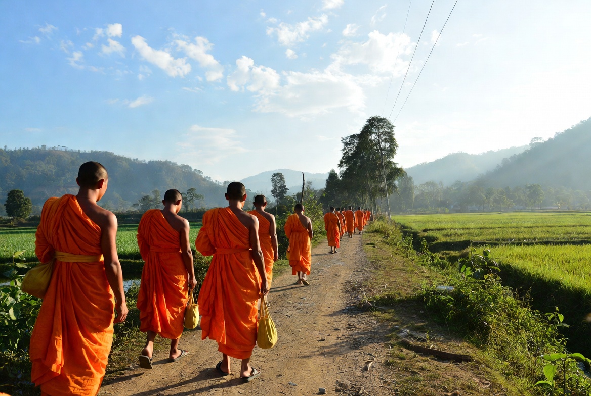 Mengenal Biksu Thudong dan Tradisi Perjalanan Spiritual Mereka