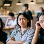 Sinisme Pengertian Ciri Ciri dan Contoh dalam Kehidupan Sehari Hari