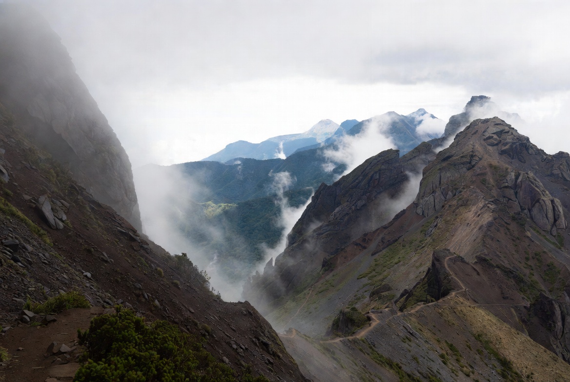 Seven Summit Jawa Barat: Daftar Gunung dan Tantangan Pendakiannya